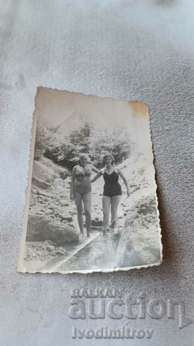 Fotografie Două fete tinere în costume de baie într-un pârâu de Vitosha, 1957