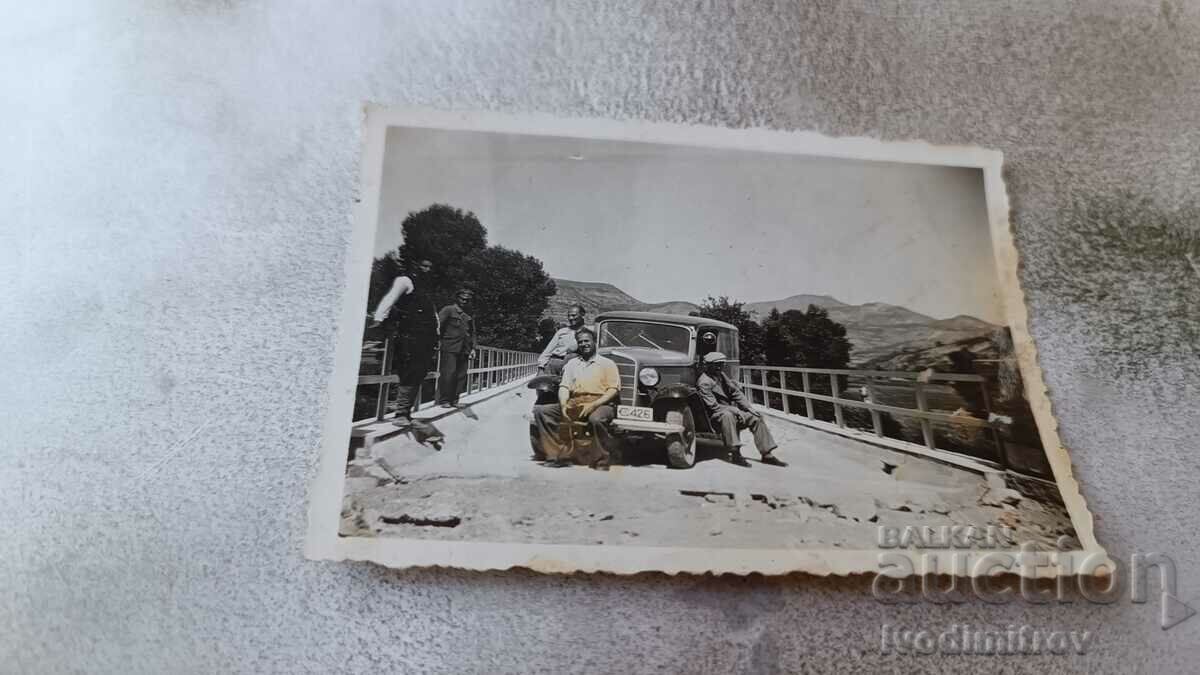 Photo Men on a bridge with a vintage car with registration number Sf 426