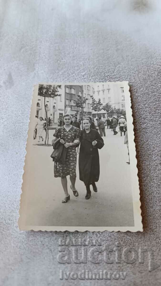 Photo Sofia Two women on a walk