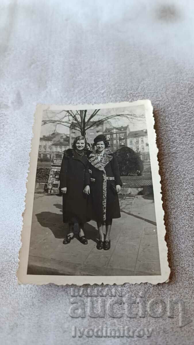 Photo Sofia Two women on the sidewalk