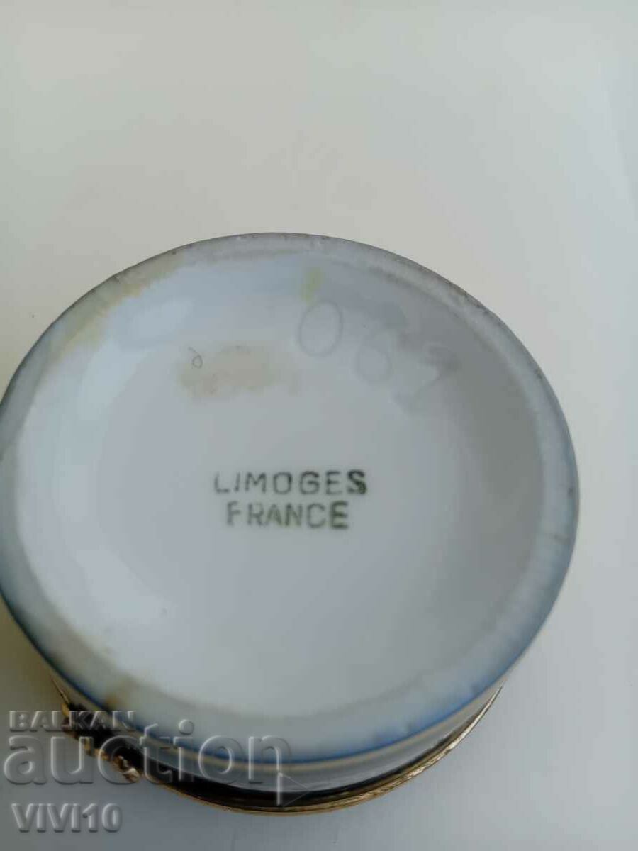 Auction A unique Limoges porcelain box Auction A unique Limoges porcelain box
