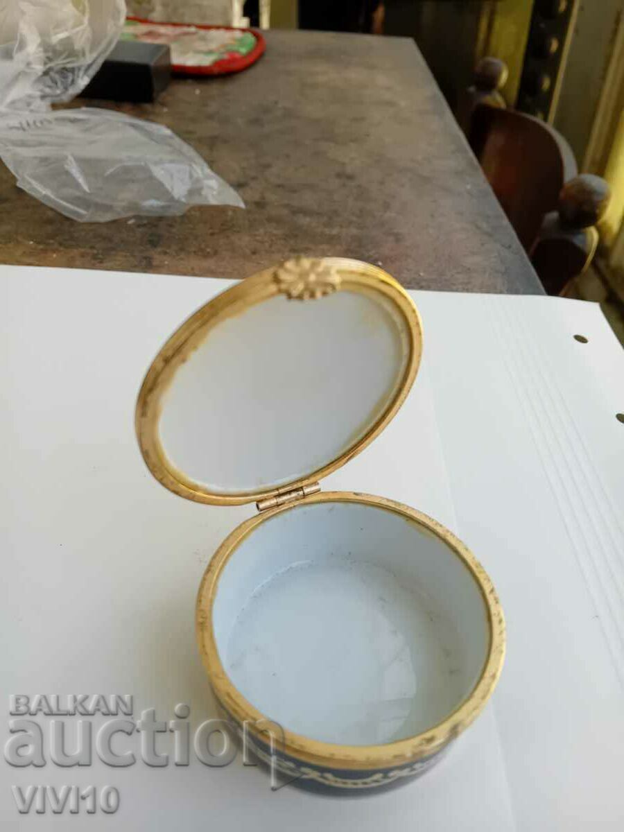 Delivery of A unique Limoges porcelain box Delivery of A unique Limoges porcelain box