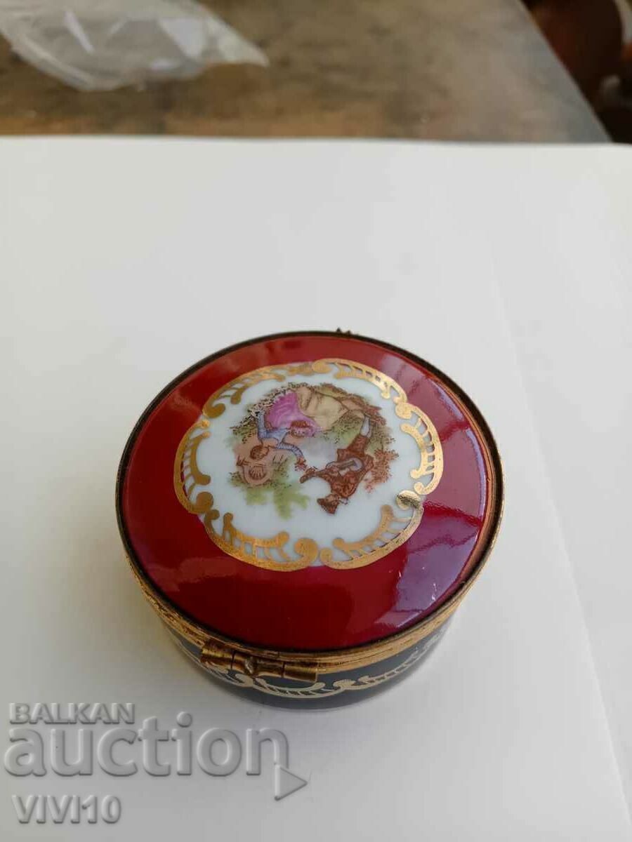 A unique Limoges porcelain box - 5 A unique Limoges porcelain box - 5