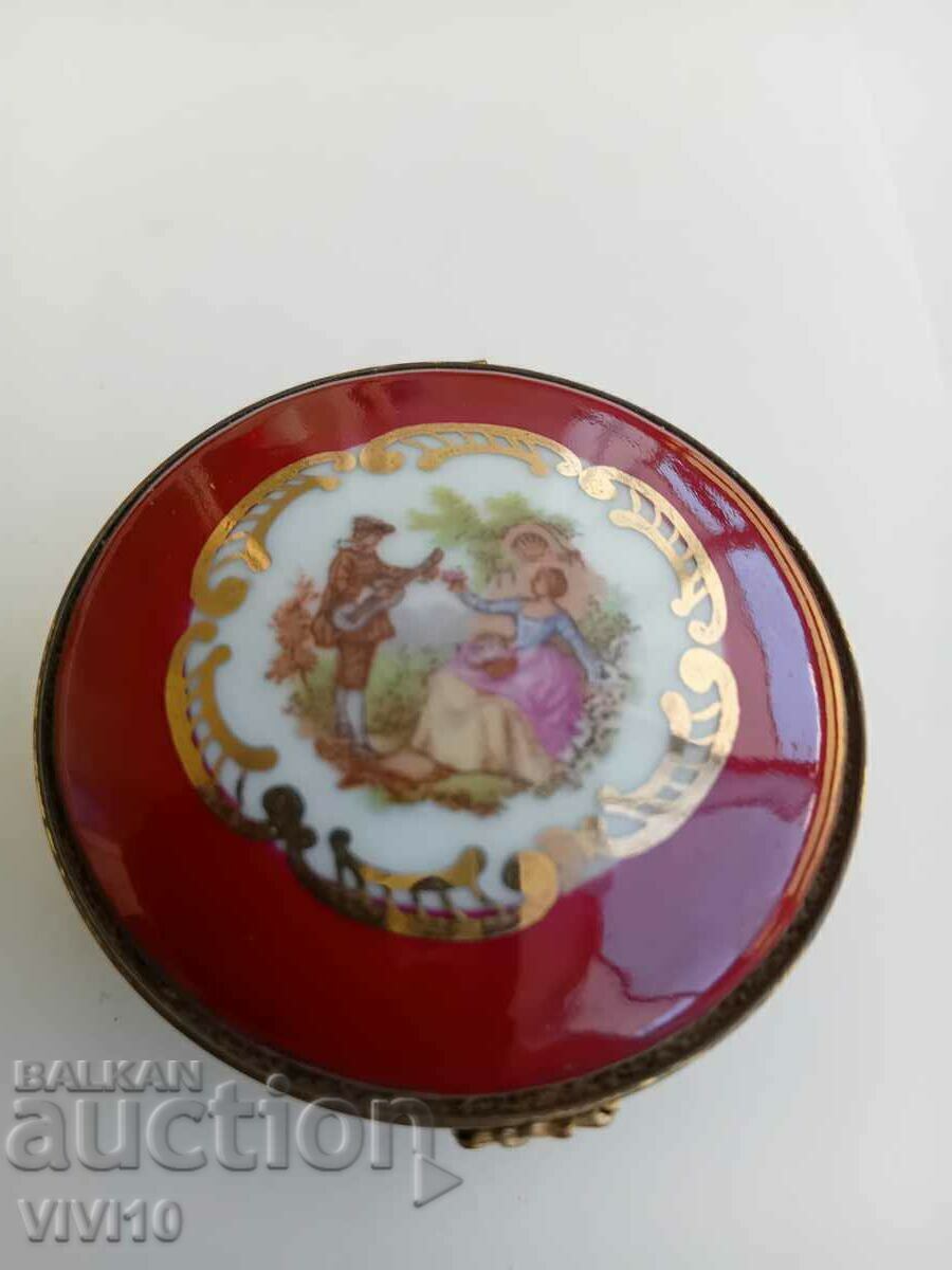 A unique Limoges porcelain box A unique Limoges porcelain box