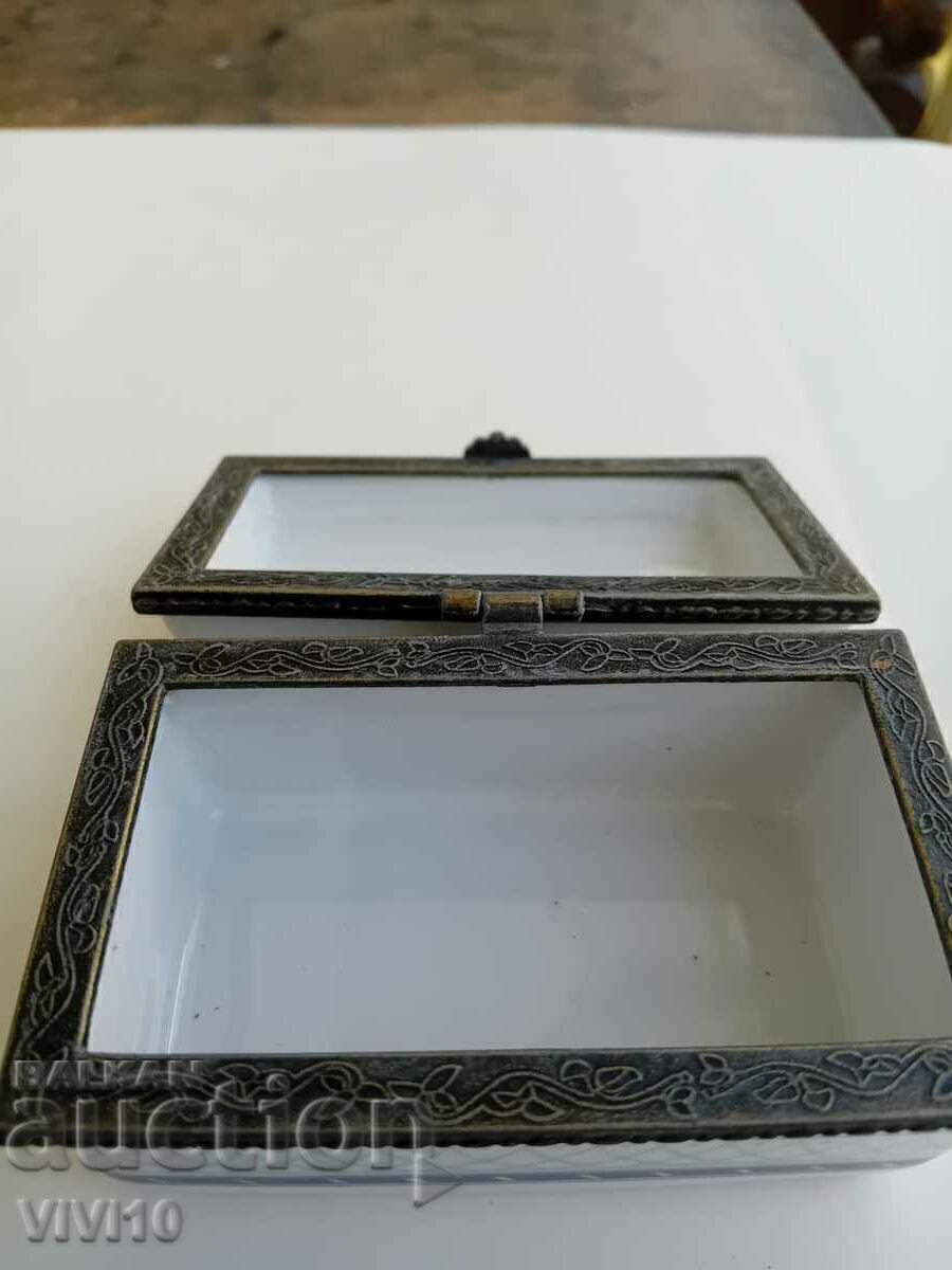 Licitație O cutie frumoasa din portelan Limoges Licitație O cutie frumoasa din portelan Limoges