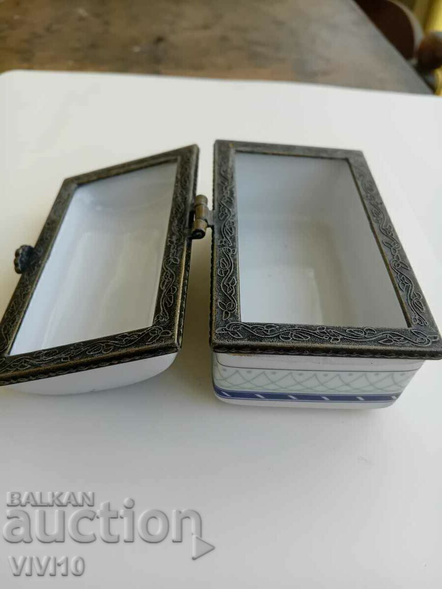 Livrarea O cutie frumoasa din portelan Limoges Livrarea O cutie frumoasa din portelan Limoges