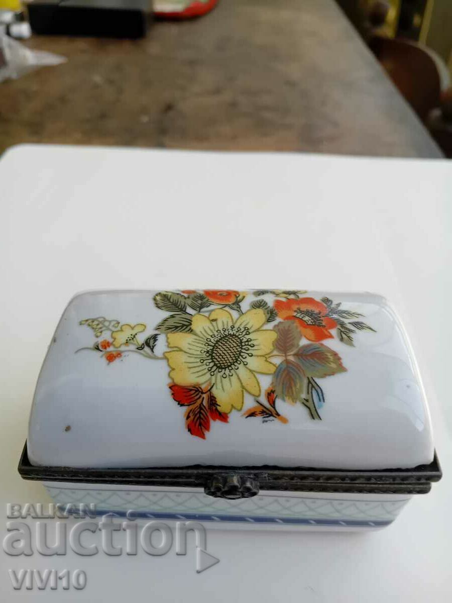 A beautiful Limoges porcelain box