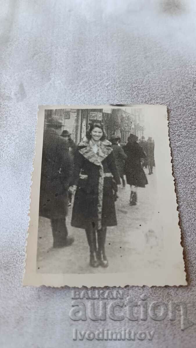 Photo Sofia A woman with a fur coat on the sidewalk