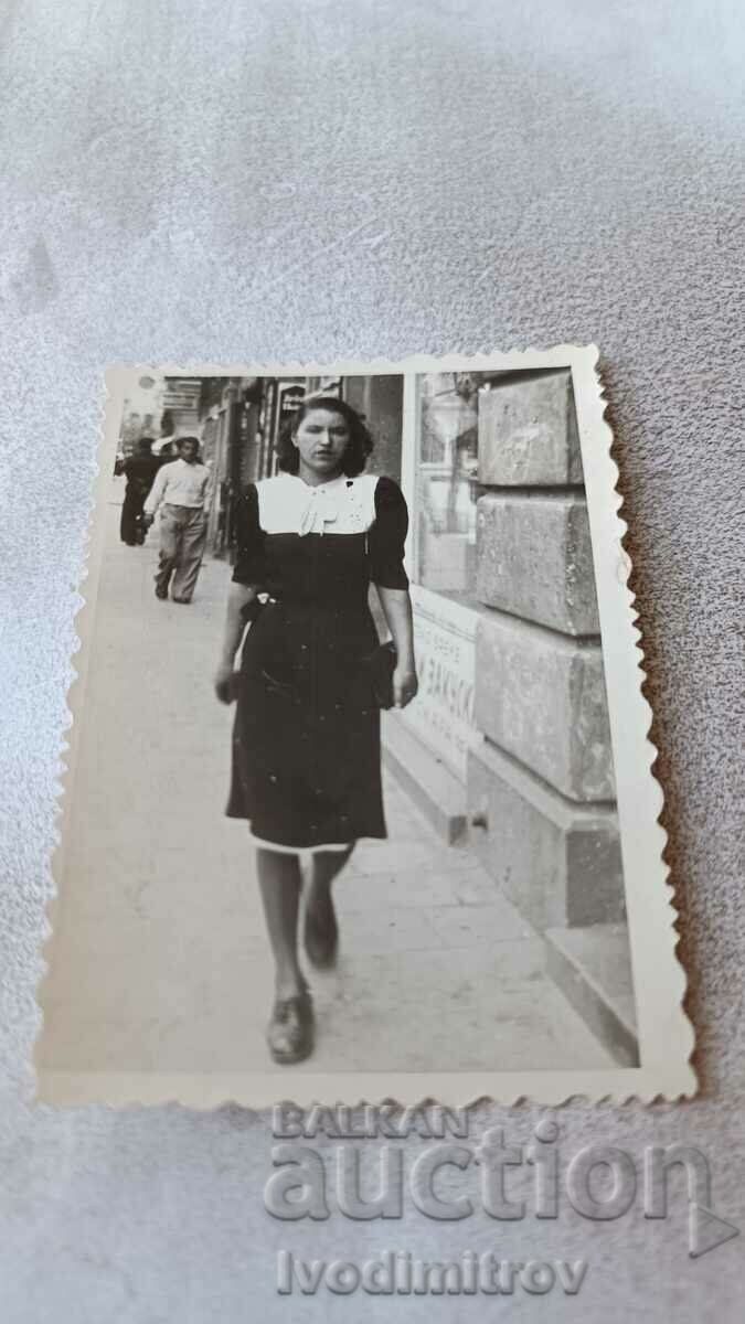 Photo Sofia Young girl on the sidewalk