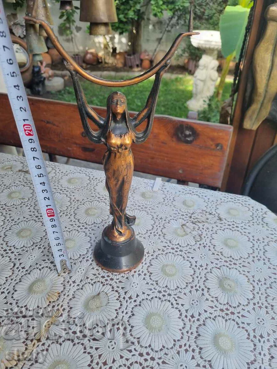 Sculptură veche din metal. Figura.