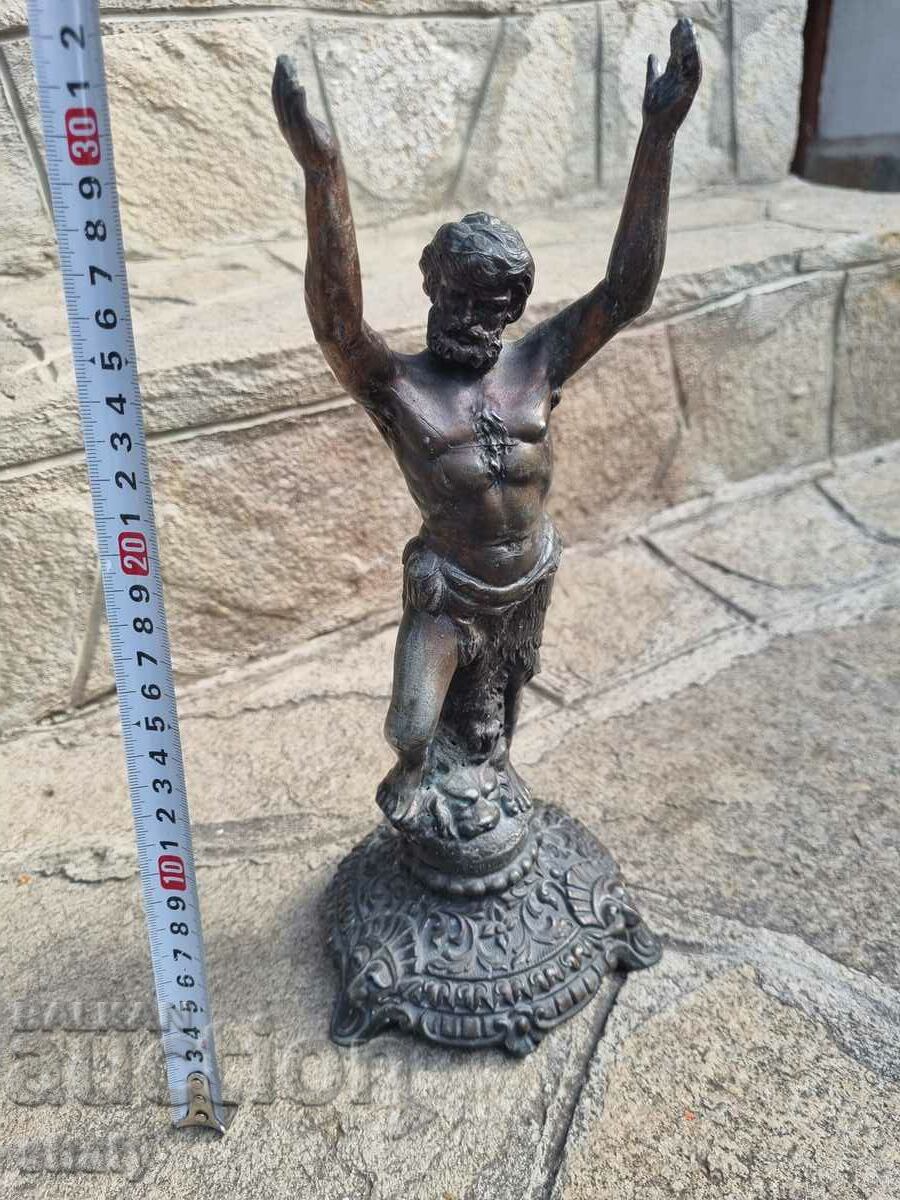 Sculptură veche din metal. Figura.