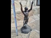 Sculptură veche din metal. Figura.