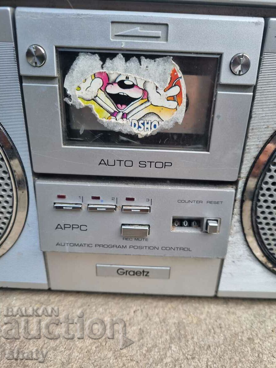 Un casetofon vechi. cu preț 65.00 BGN | € 33.23