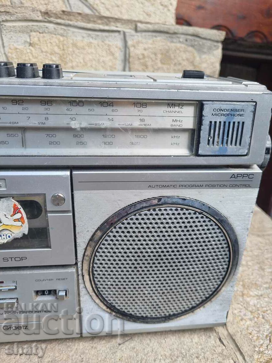 Livrarea Un casetofon vechi.