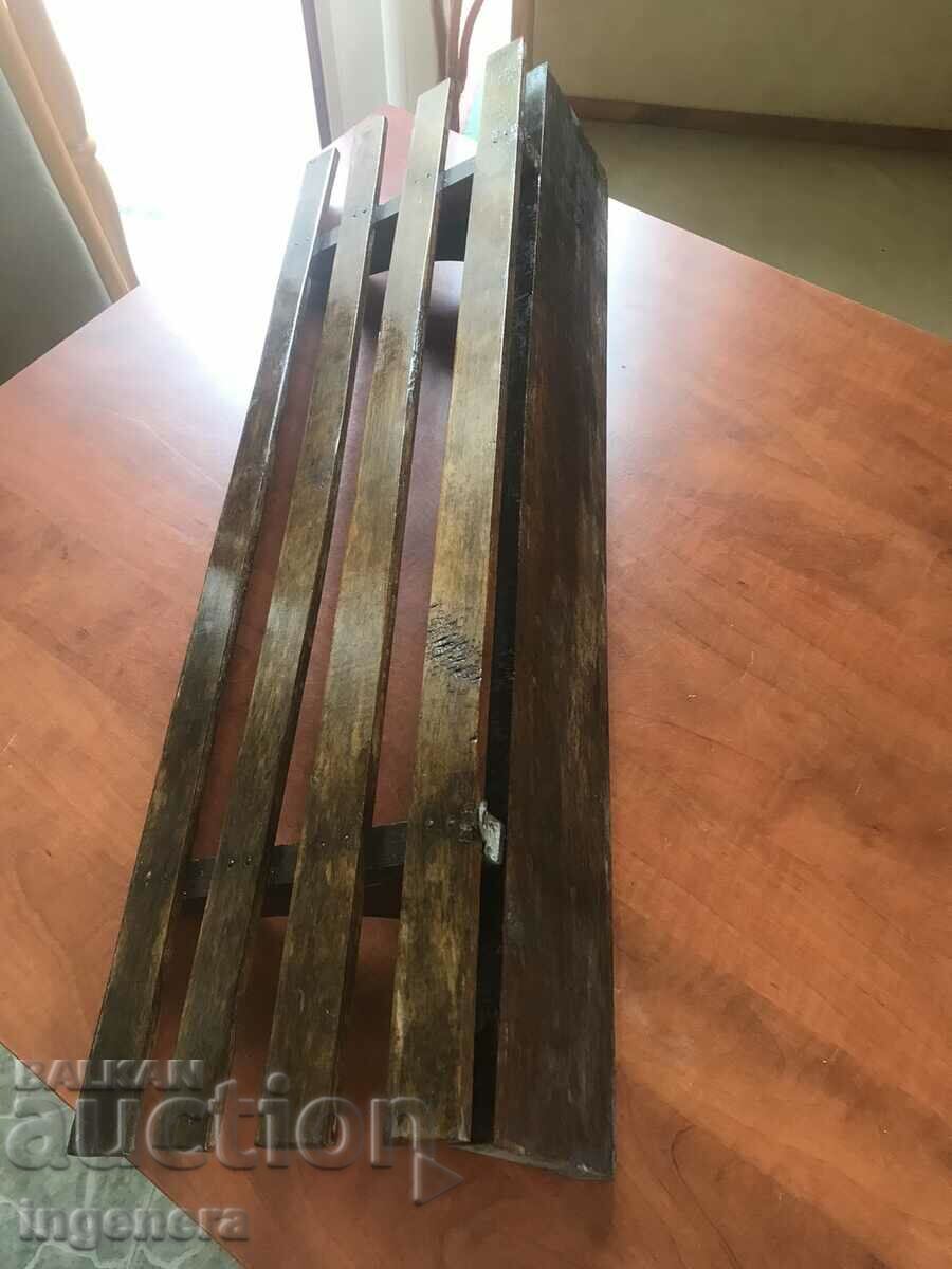 Umeraș Umeraș PERETE LEMN ANTICH CU RAFT cu preț 38.00 BGN | € 19.43 Umeraș Umeraș PERETE LEMN ANTICH CU RAFT cu preț 38.00 BGN | € 19.43