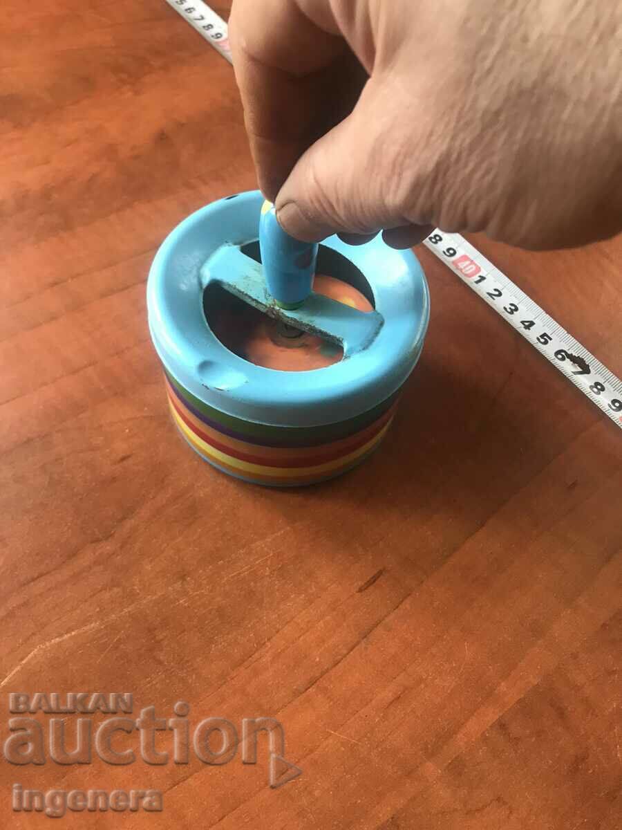 SCRUMIERĂ METALĂ REZISTENTĂ LA VANT cu preț 7.00 BGN | € 3.58