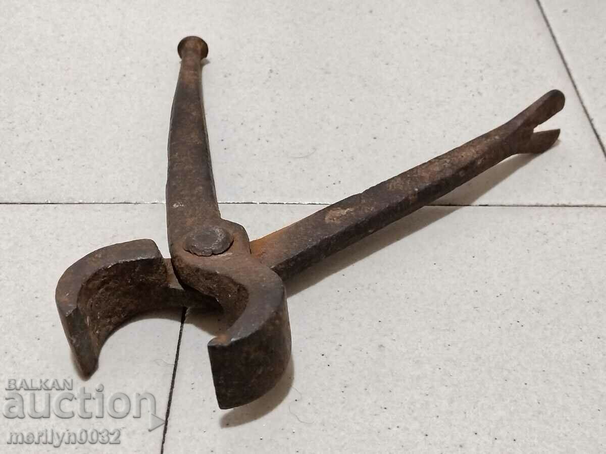 Clești vechi, șindrilă, fier forjat cu preț 32.00 BGN | € 16.36 Clești vechi, șindrilă, fier forjat cu preț 32.00 BGN | € 16.36