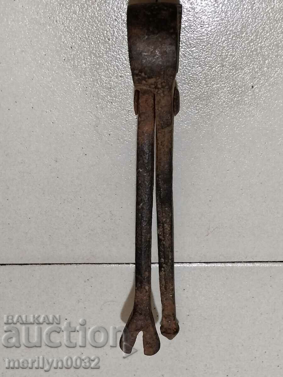 Licitație Clești vechi, șindrilă, fier forjat Licitație Clești vechi, șindrilă, fier forjat