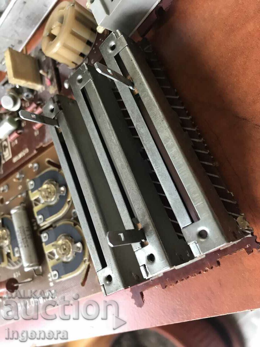 Auction  SCRAP BOARDS ELEMENTS