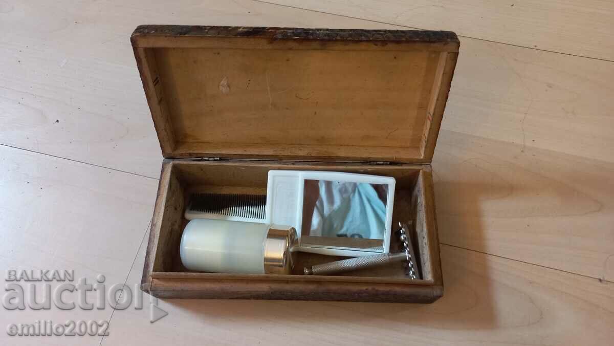 Cutie de toaletă militară cu ustensile retro cu preț 9.00 BGN | € 4.60