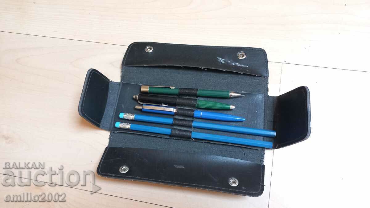 Pencil case retro social