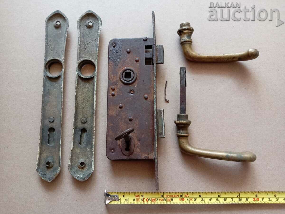 Δημοπρασία αντίκα πόλης μπρούτζινη κλειδαριά με κλειδί Δημοπρασία αντίκα πόλης μπρούτζινη κλειδαριά με κλειδί