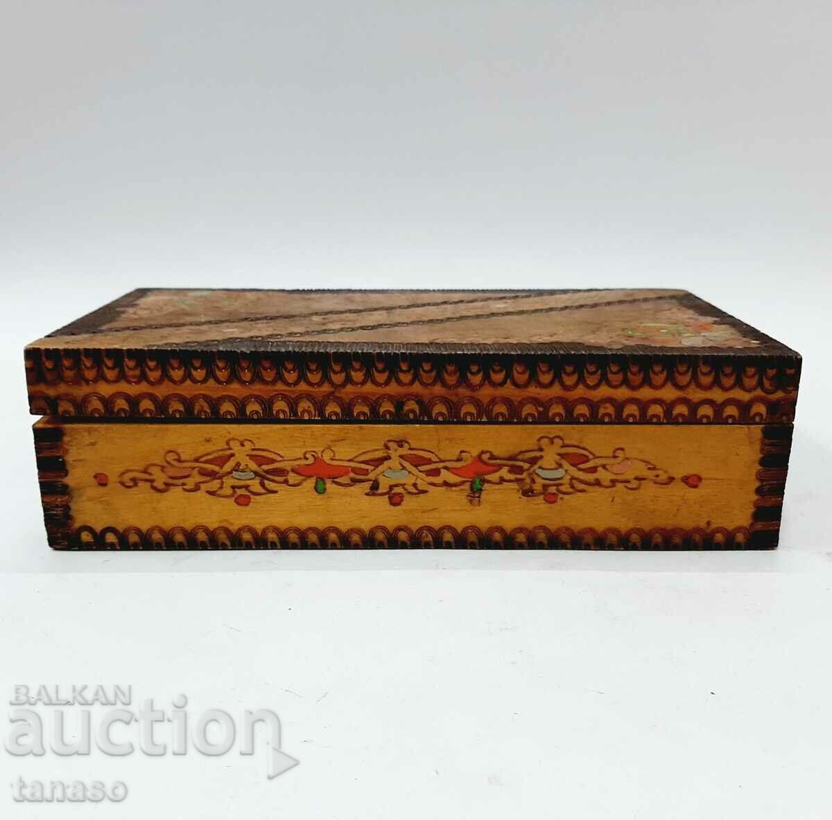 Παλιό πυρογραφημένο ξύλινο κουτί (12.4) με τιμή 30.00 BGN | € 15.34 Παλιό πυρογραφημένο ξύλινο κουτί (12.4) με τιμή 30.00 BGN | € 15.34