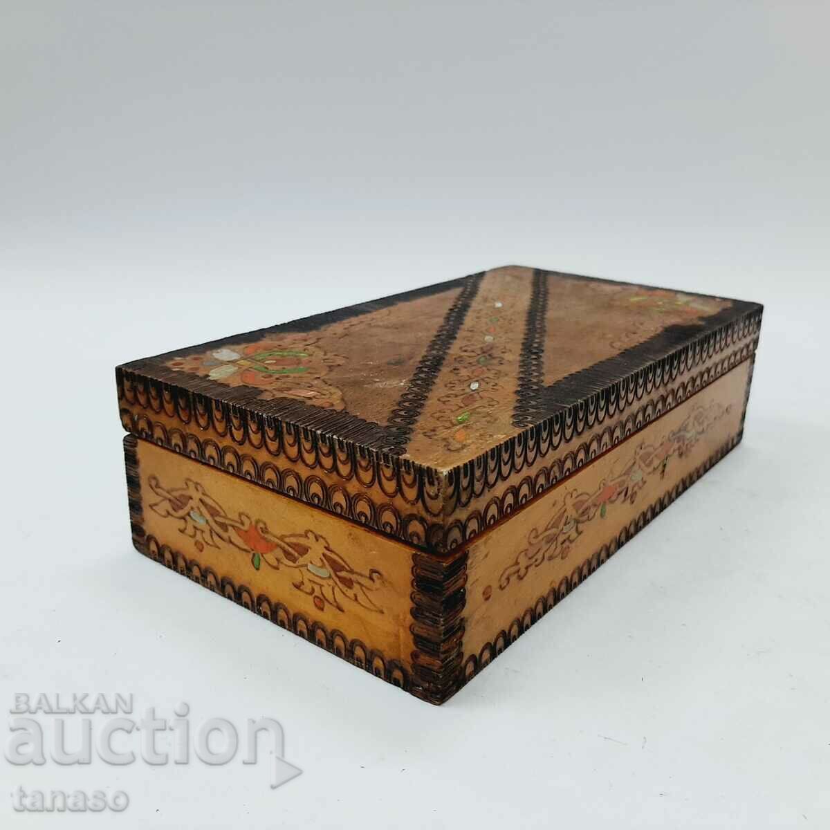 Δημοπρασία Παλιό πυρογραφημένο ξύλινο κουτί (12.4) Δημοπρασία Παλιό πυρογραφημένο ξύλινο κουτί (12.4)