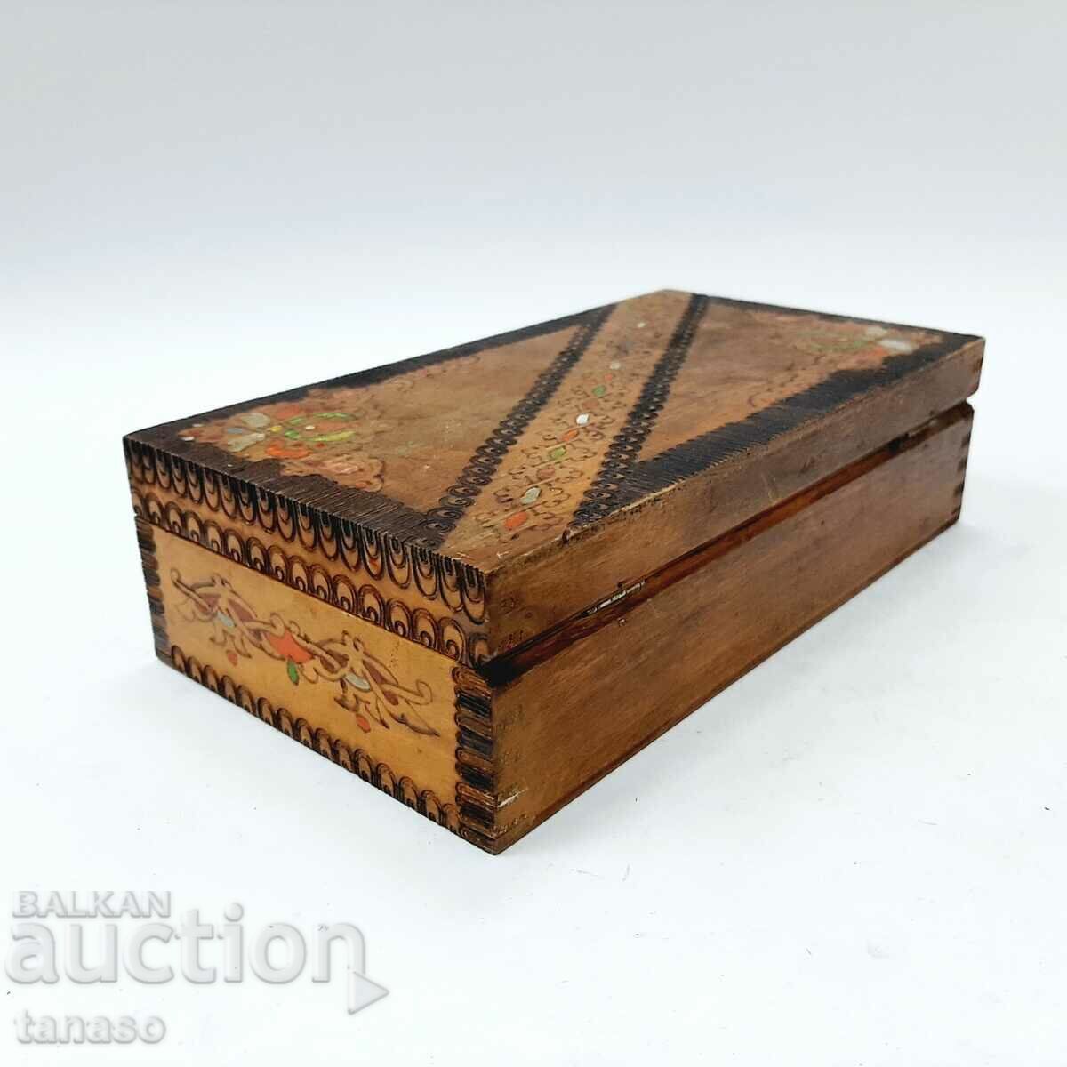 Παράδοση Παλιό πυρογραφημένο ξύλινο κουτί (12.4) Παράδοση Παλιό πυρογραφημένο ξύλινο κουτί (12.4)