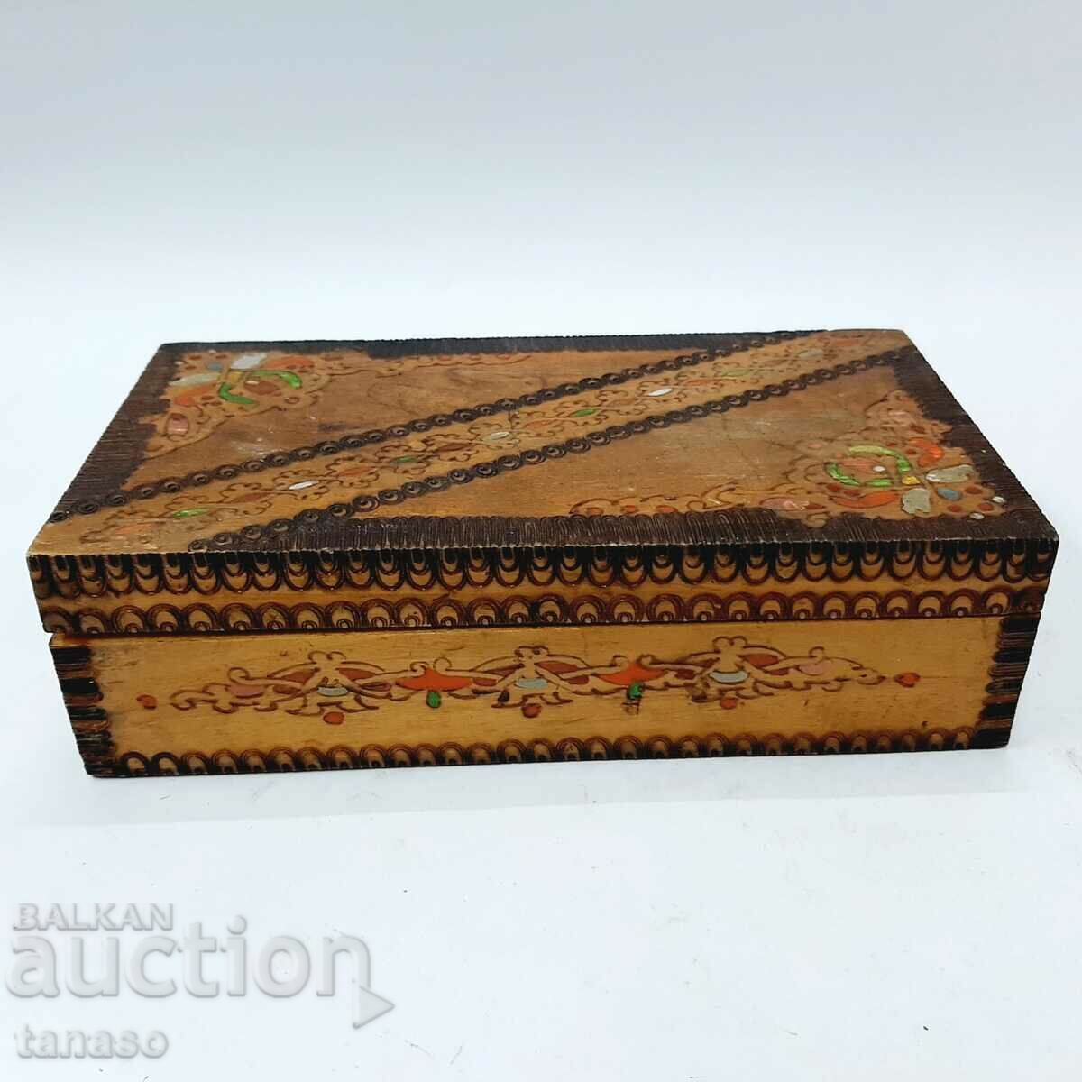 Παλιό πυρογραφημένο ξύλινο κουτί (12.4) Παλιό πυρογραφημένο ξύλινο κουτί (12.4)