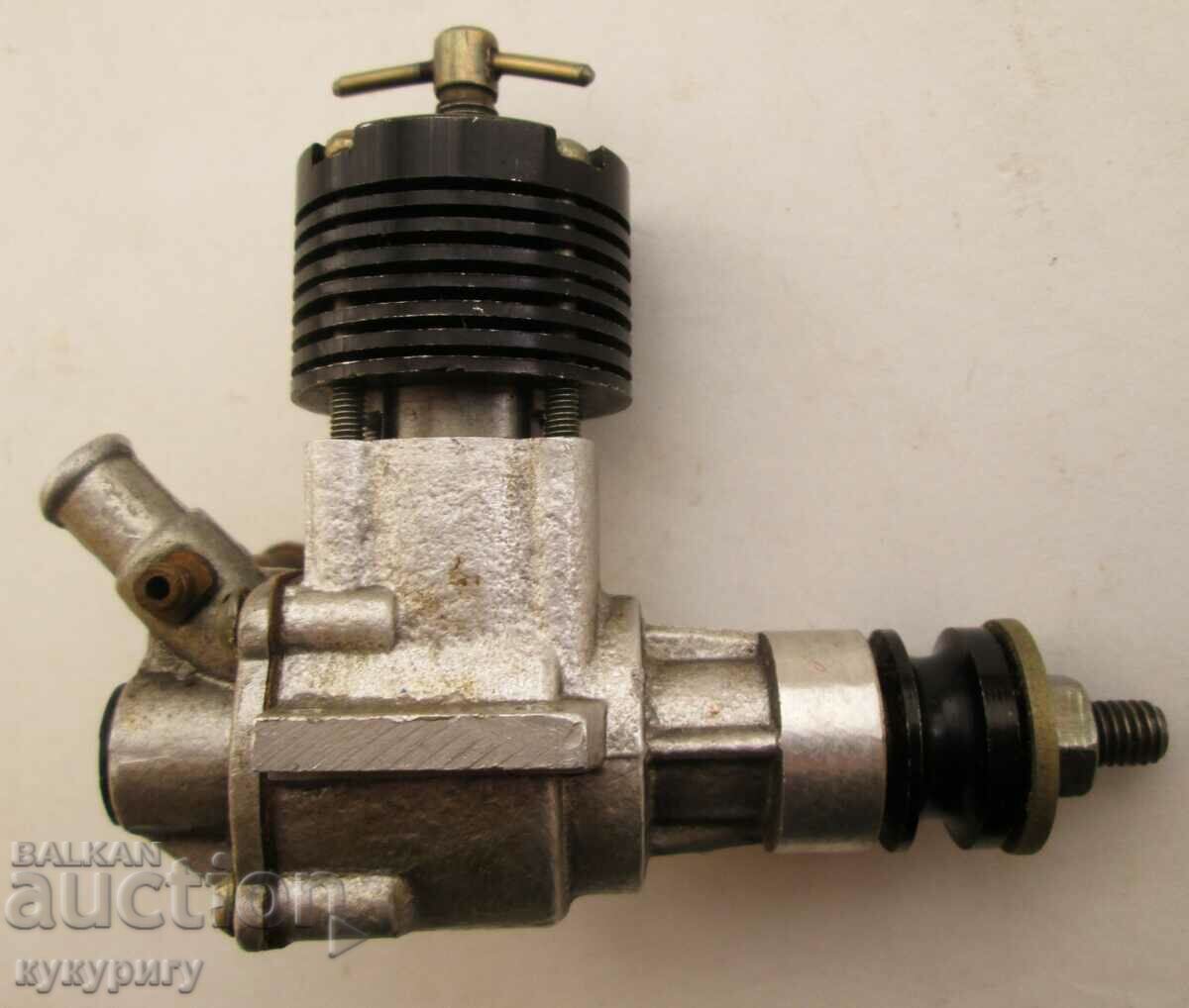 Delivery of Old engine gasoline engine for airplane model aircraft Delivery of Old engine gasoline engine for airplane model aircraft