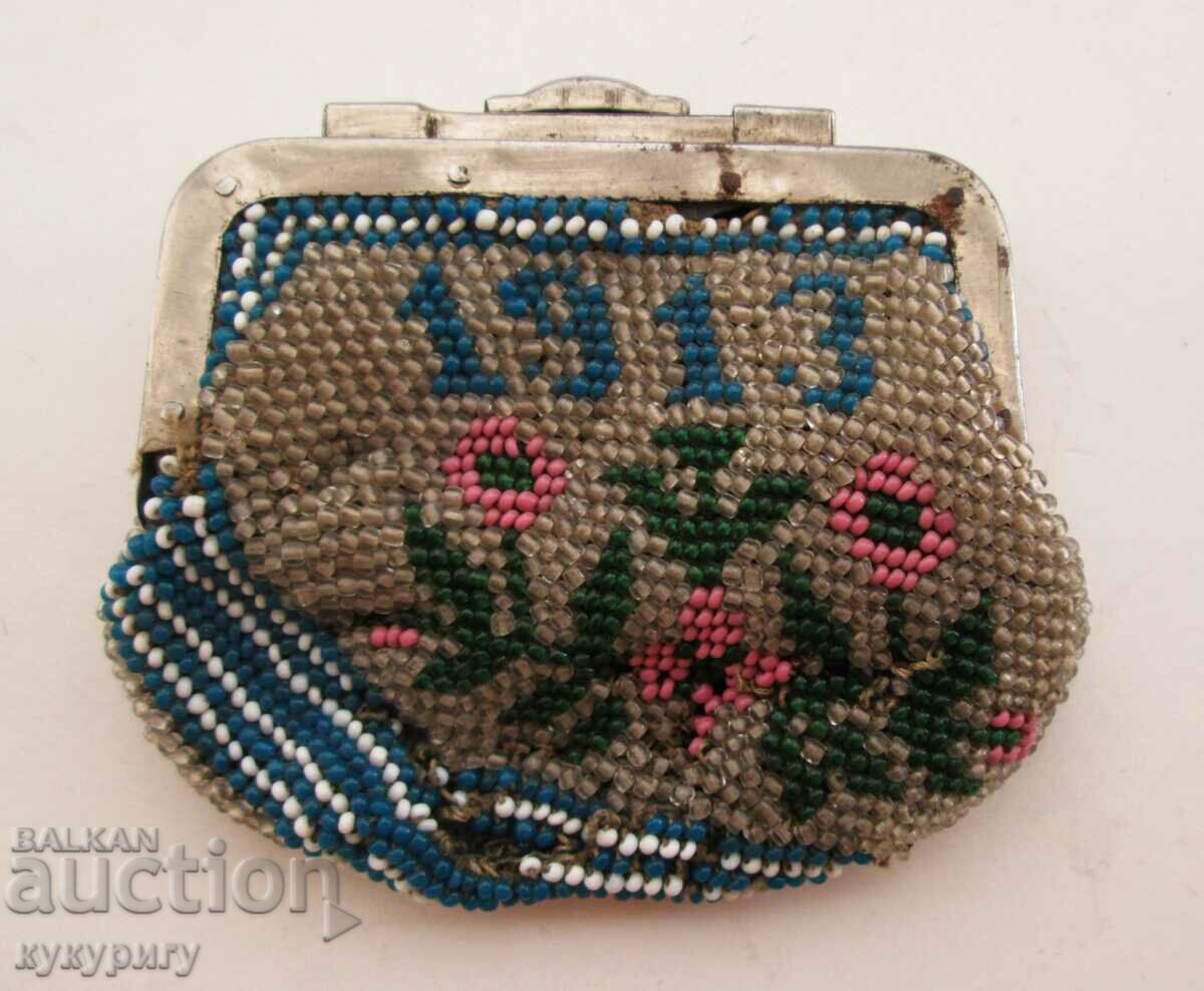Poșetă veche cu mărgele mărgele împletite 1913 cu preț 35.00 BGN | € 17.90 Poșetă veche cu mărgele mărgele împletite 1913 cu preț 35.00 BGN | € 17.90