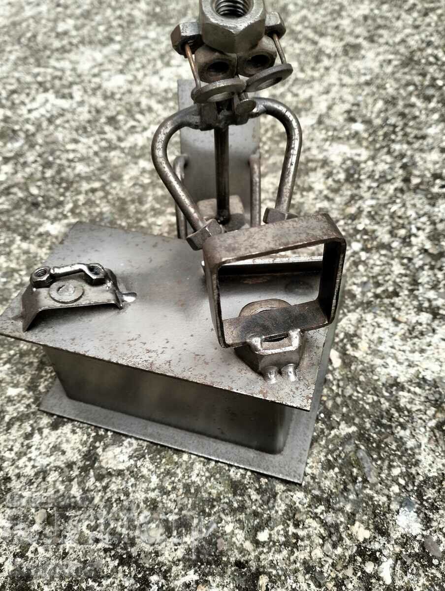 Sculptură din fier din șuruburi și piulițe semnată Sculptură din fier din șuruburi și piulițe semnată