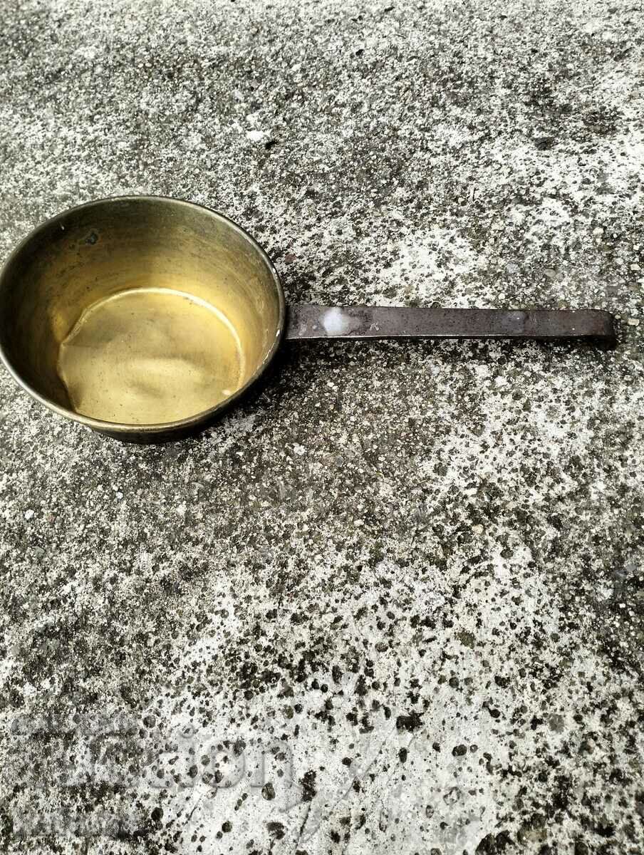 Παλιό ορειχάλκινο τηγάνι