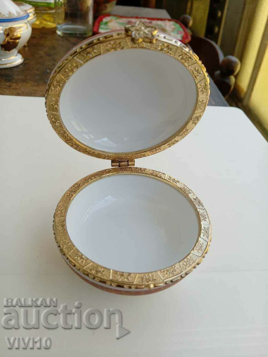 Auction A gorgeous porcelain box Auction A gorgeous porcelain box