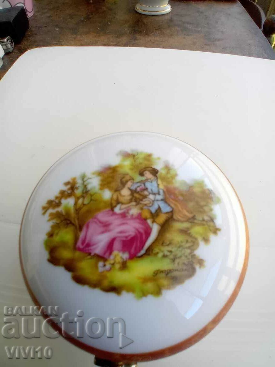 A gorgeous porcelain box A gorgeous porcelain box