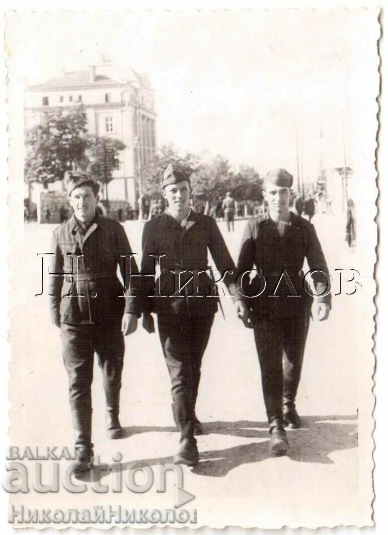 SMALL OLD PHOTO SOFIA SOLDIERS WALKING ACROSS THE SQUARE G915