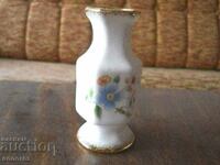 Small porcelain vase (China)