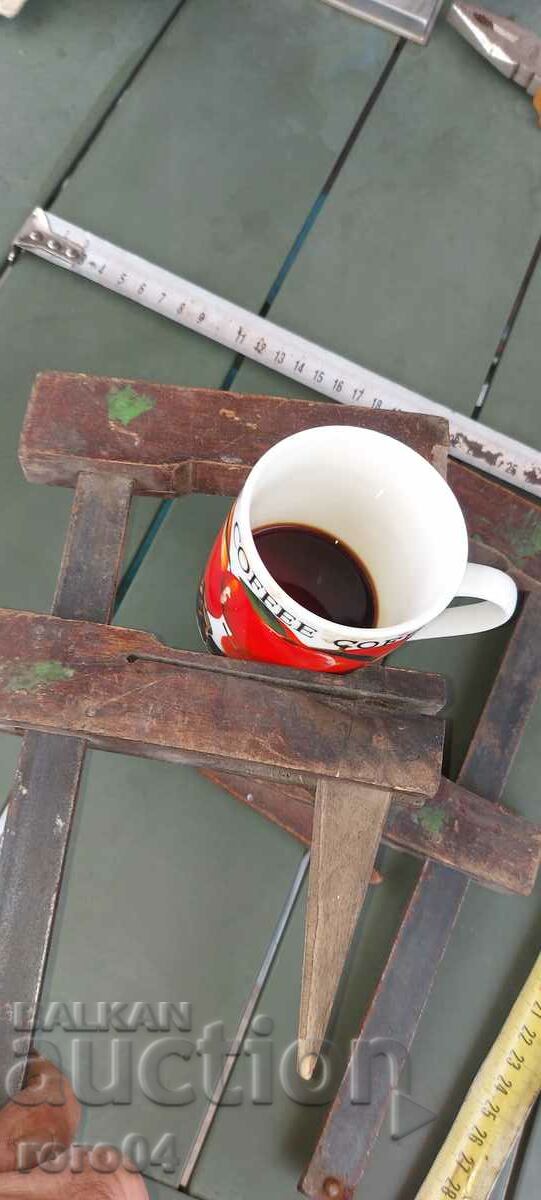 CARPENTRY CLAMPS - PAIR - EARLY PATTERN - 5 CARPENTRY CLAMPS - PAIR - EARLY PATTERN - 5