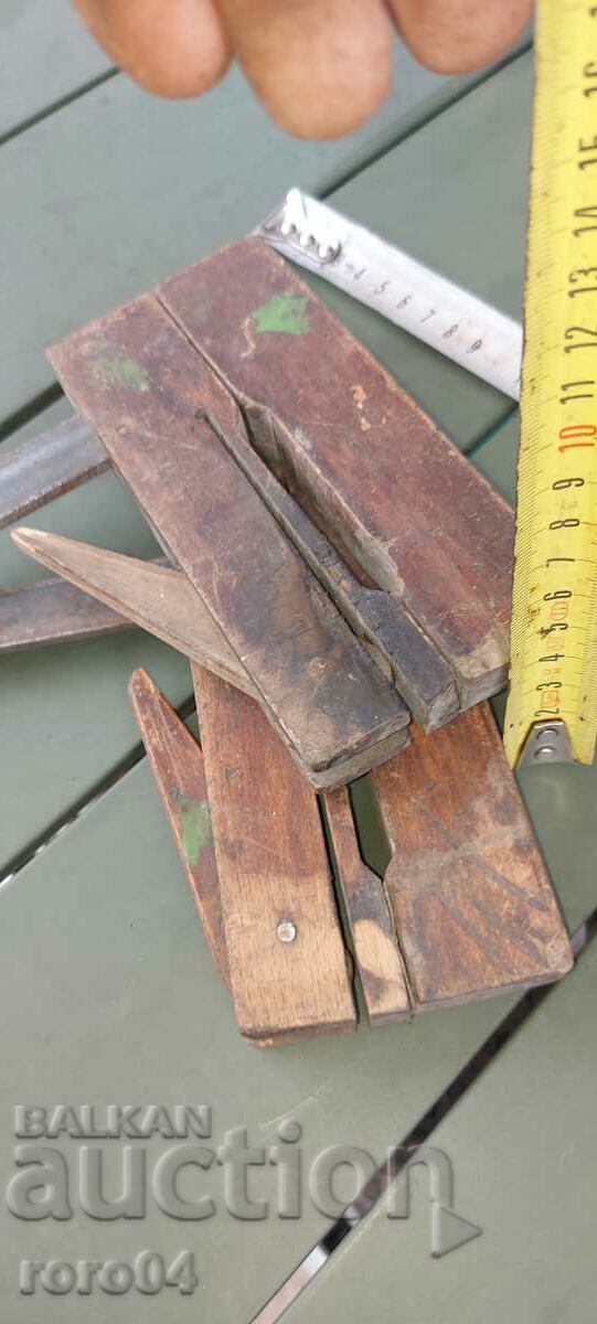 CARPENTRY CLAMPS - PAIR - EARLY PATTERN - 7 CARPENTRY CLAMPS - PAIR - EARLY PATTERN - 7