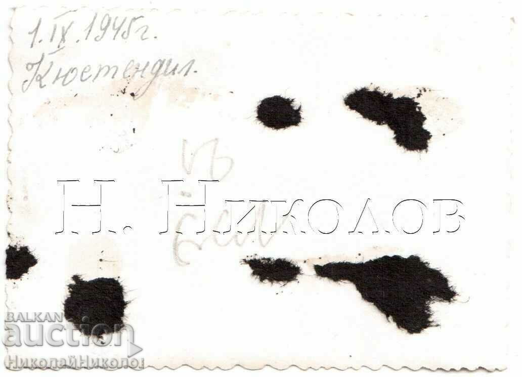 1945 MICĂ FOTO BĂTRĂ KYUSTENDIL TINERE FEMEII ÎN PIATA G922 cu preț 3.00 BGN | € 1.53