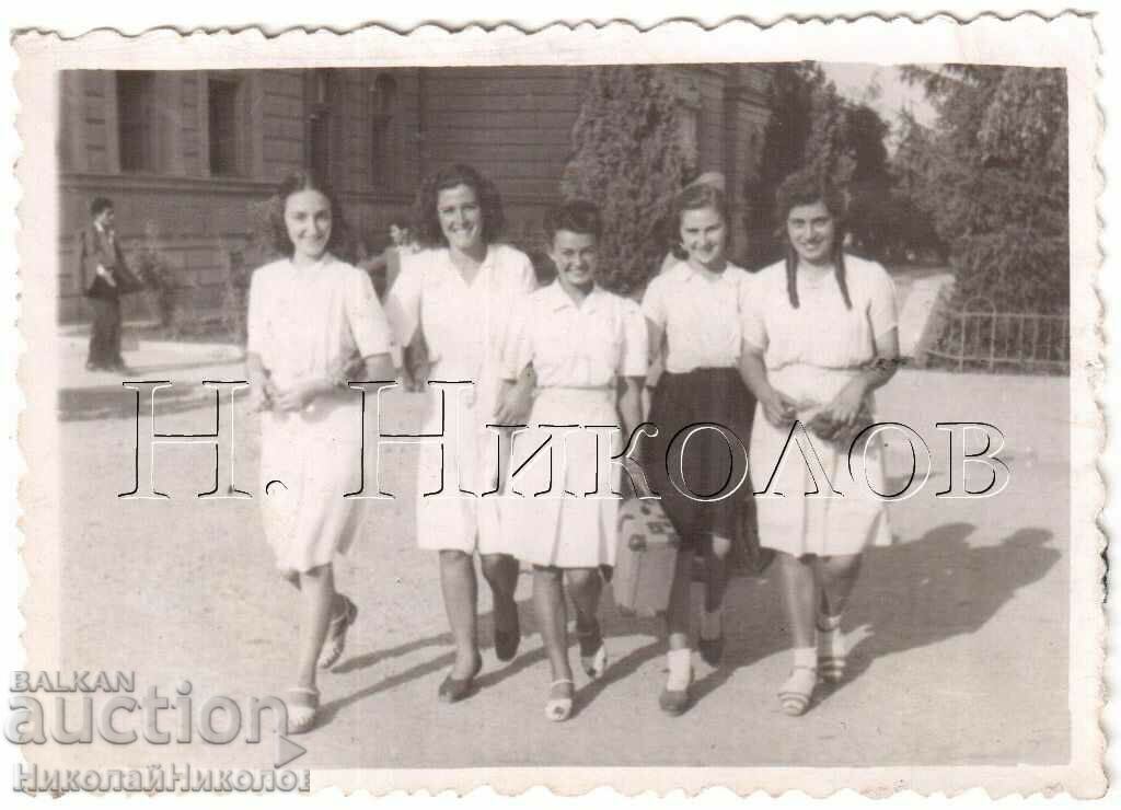 1945 LITTLE OLD PHOTO KYUSTENDIL YOUNG WOMEN IN THE SQUARE G922