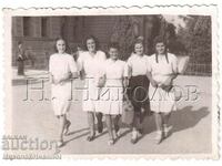 1945 LITTLE OLD PHOTO KYUSTENDIL YOUNG WOMEN IN THE SQUARE G922