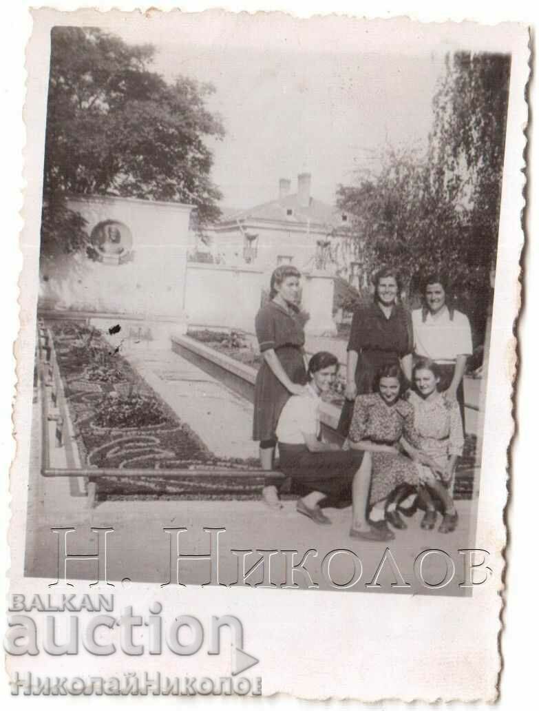 LITTLE OLD PHOTO KYUSTENDIL YOUNG WOMEN IN THE SQUARE G924