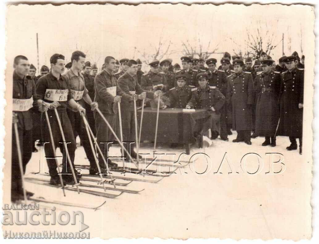 1954 МАЛКА СТАРА СНИМКА СКИ БЯГАНЕ БКП 6ти КОНГРЕС Г928