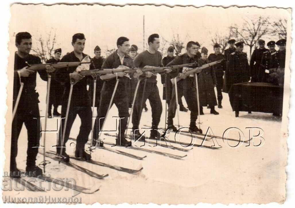 1954 LITTLE OLD PHOTO SKI RUNNING BIATLON 6TH CONGRESS G929