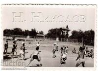 LITTLE OLD PHOTO OF BRIGADIERS PLAYING VOLLEYBALL G937