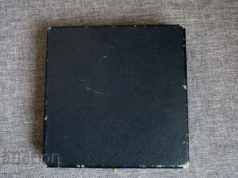 Cutie Meissen veche, veche, goală cu preț 30.00 BGN | € 15.34 Cutie Meissen veche, veche, goală cu preț 30.00 BGN | € 15.34