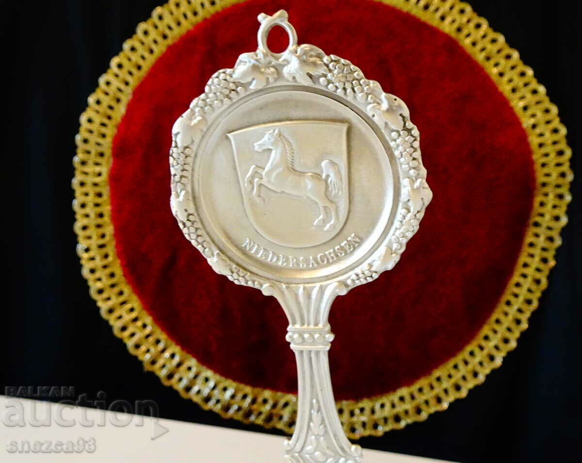 Lingură de cositor, cal în picioare, viță de vie, struguri, baroc cu preț 19.00 BGN | € 9.71