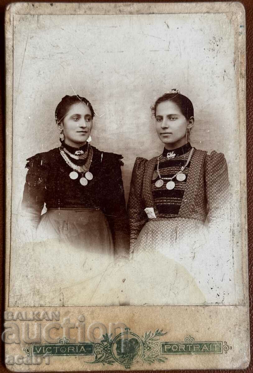 Etropole 1901 two ladies with pendars